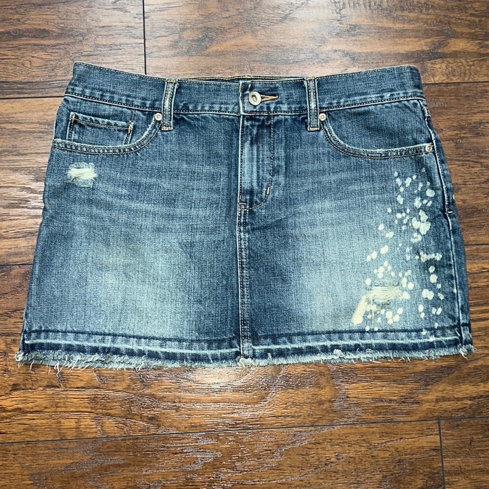 Old navy jean mini skirt distressed acid wash. Size 6. EUC!